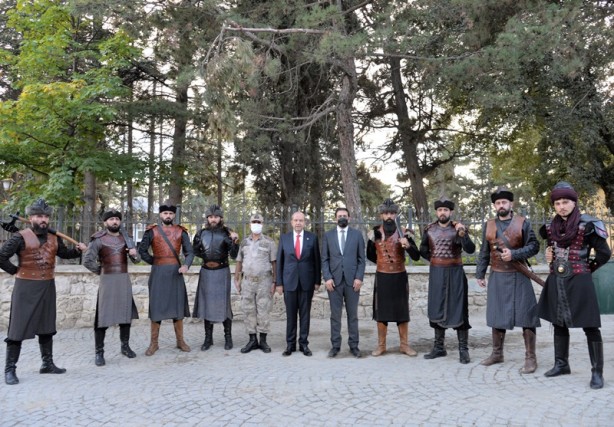 Foto - KKTC Cumhurbaşkanı Tatar'dan, Ertuğrul Gazi Türbesi'nde çarpıcı sözler: Mezarına saldırmaları...