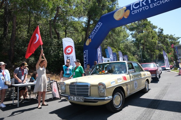 Klasik araba tutkunları buraya! Milyonluk araçlar birbiriyle yarıştı