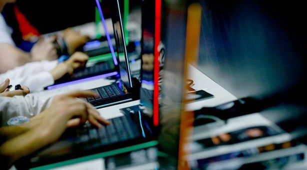 Foto - Klimalar ve bilgisayarlar gözlerin hasmı haline geldi