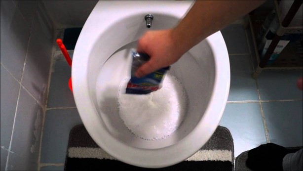 Foto - Klozetteki sarı lekeleri yok etme tekniği! Tortu ve kireçleri söküp atıyor