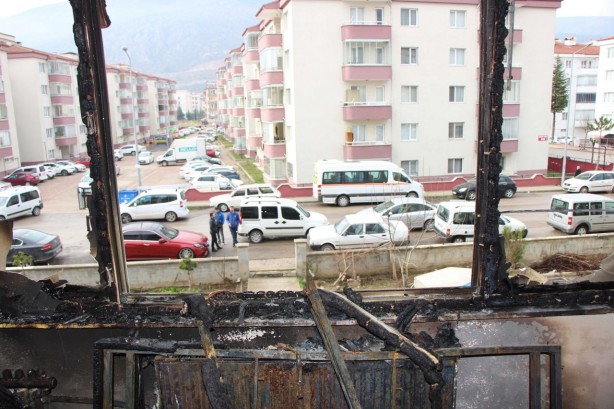 Foto - Koca daire tamamen küle döndü, yanmayan tek şey o oldu! Ateistler hadi bunu da açıklayın bakalım