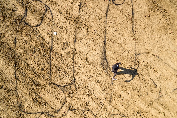 Foto - Koca tarla ortadan ikiye ayrılmıştı! Fransız sanatçıdan şaşırtan tasarım