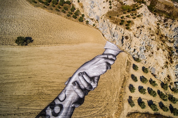 Foto - Koca tarla ortadan ikiye ayrılmıştı! Fransız sanatçıdan şaşırtan tasarım