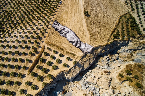 Foto - Koca tarla ortadan ikiye ayrılmıştı! Fransız sanatçıdan şaşırtan tasarım