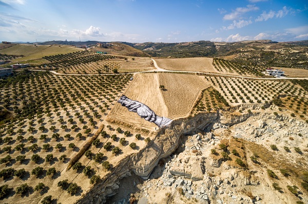 Foto - Koca tarla ortadan ikiye ayrılmıştı! Fransız sanatçıdan şaşırtan tasarım