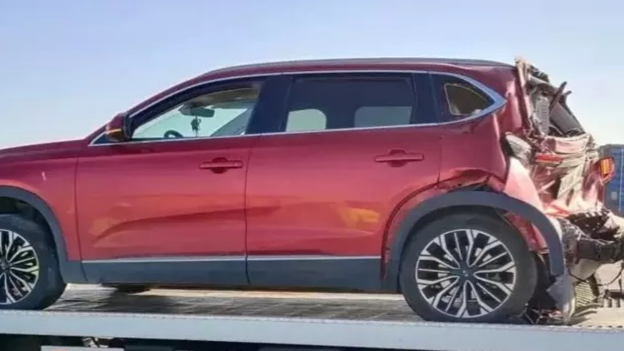 Foto - Koca TIR, TOGG’a arkadan çarptı, ortaya çıkan görüntü olay oldu! Her gören aynı yorumu yapıyor