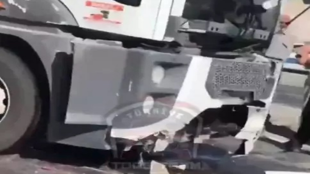 Foto - Koca TIR, TOGG’a arkadan çarptı, ortaya çıkan görüntü olay oldu! Her gören aynı yorumu yapıyor