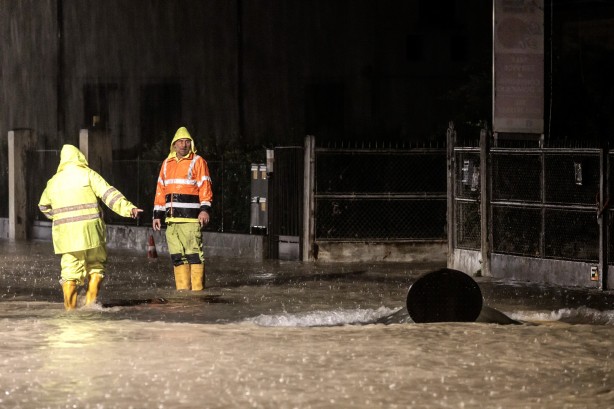 Foto - Koca ülkeyi sel aldı! Binden fazla kişi evlerinden tahliye edildi