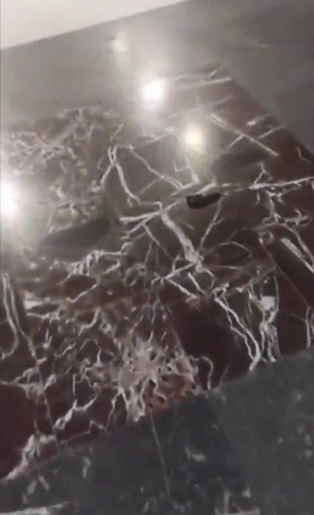 Foto - Kocaeli Üniversitesi Eğitim ve Araştırma Hastanesi koridorlarında köpek dışkısı