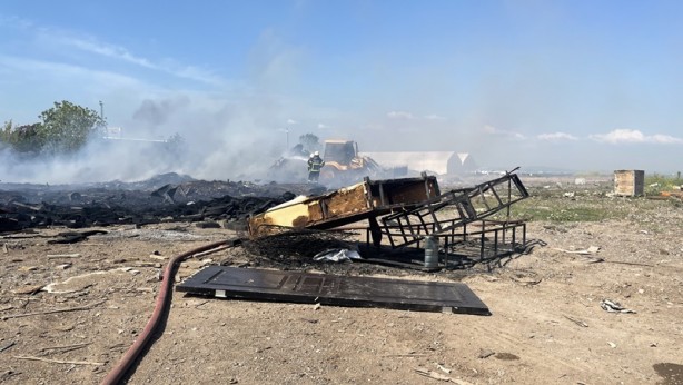 Foto - Kocaeli'de atık malzeme yangını