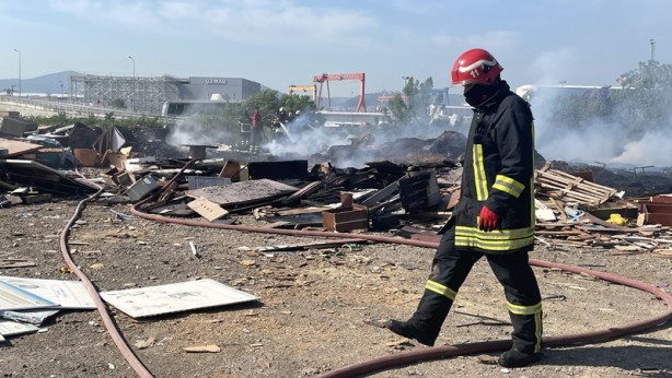 Foto - Kocaeli'de atık malzeme yangını