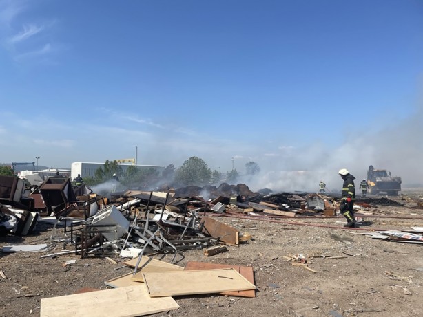 Kocaeli'de atık malzeme yangını