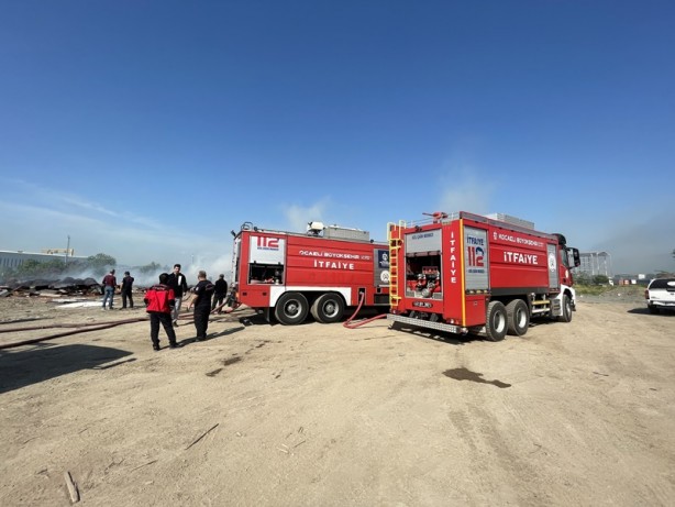 Foto - Kocaeli'de atık malzeme yangını