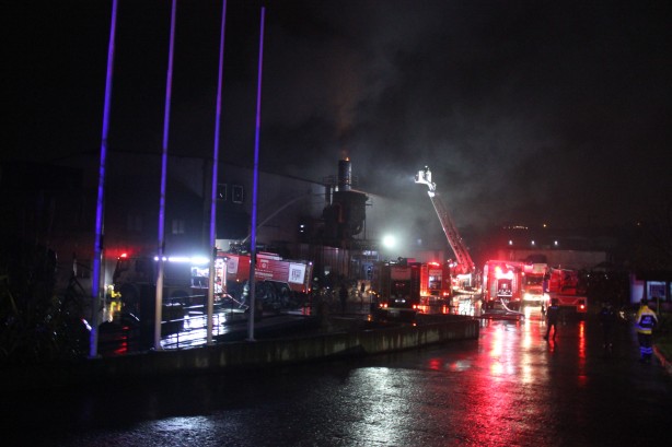 Foto - Kocaeli’de geri dönüşüm fabrikasında yangın