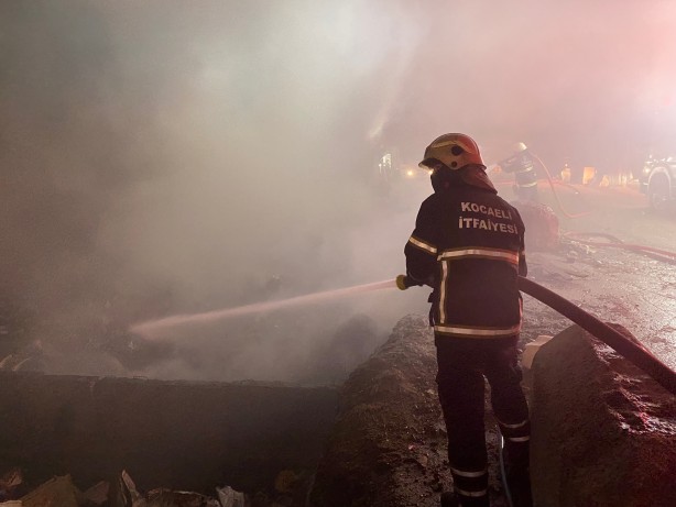 Foto - Kocaeli'de geri dönüşüm tesisinde çıkan yangın söndürüldü