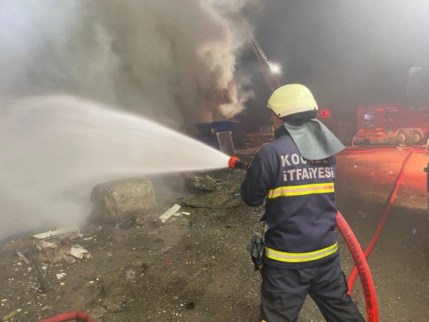 Foto - Kocaeli'de geri dönüşüm tesisinde çıkan yangın söndürüldü