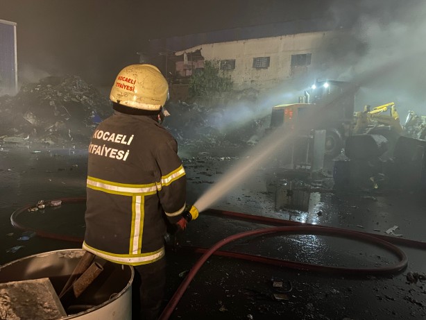 Foto - Kocaeli'de geri dönüşüm tesisinde çıkan yangın söndürüldü