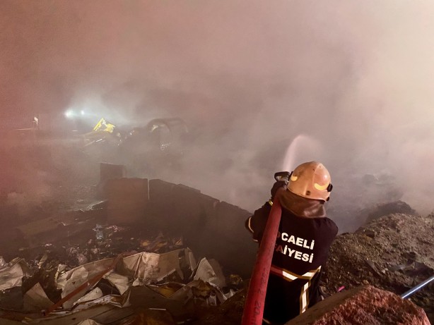 Foto - Kocaeli'de geri dönüşüm tesisinde çıkan yangın söndürüldü