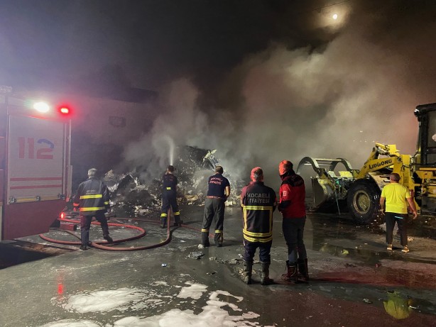 Kocaeli'de geri dönüşüm tesisinde çıkan yangın söndürüldü