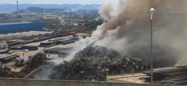 Foto - Kocaeli'de hurdalık deposunda yangın!