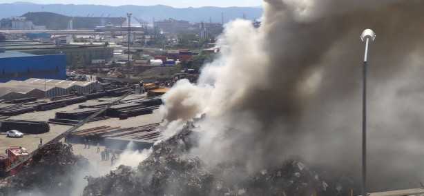 Foto - Kocaeli'de hurdalık deposunda yangın!