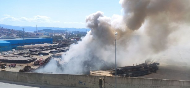 Foto - Kocaeli'de hurdalık deposunda yangın!