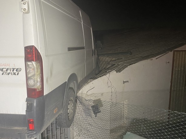 Foto - Kocaeli’de ilginç kaza! Yoldan çıkan minibüs deponun çatısına çarptı
