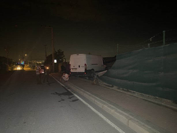 Foto - Kocaeli’de ilginç kaza! Yoldan çıkan minibüs deponun çatısına çarptı