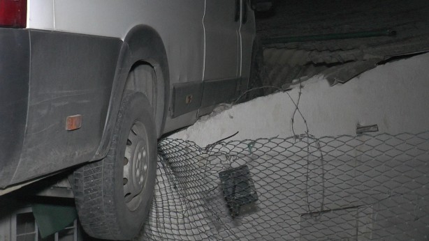 Foto - Kocaeli’de ilginç kaza! Yoldan çıkan minibüs deponun çatısına çarptı
