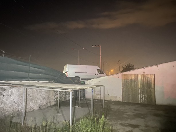 Foto - Kocaeli’de ilginç kaza! Yoldan çıkan minibüs deponun çatısına çarptı