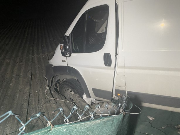 Kocaeli’de ilginç kaza! Yoldan çıkan minibüs deponun çatısına çarptı