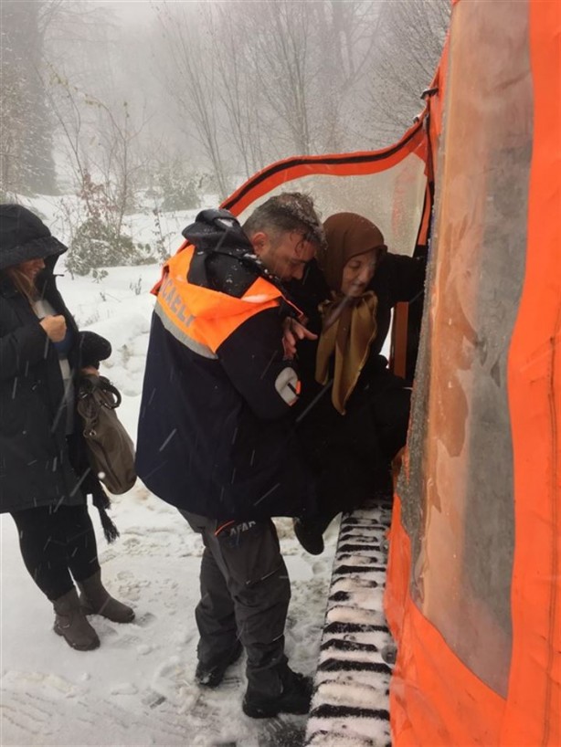 Foto - Kocaeli'de karda mahsur kalan 2 otobüsteki 75 kişi kurtarıldı