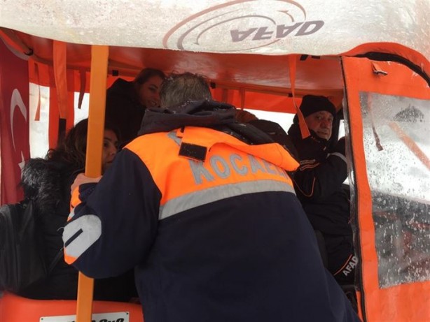 Foto - Kocaeli'de karda mahsur kalan 2 otobüsteki 75 kişi kurtarıldı