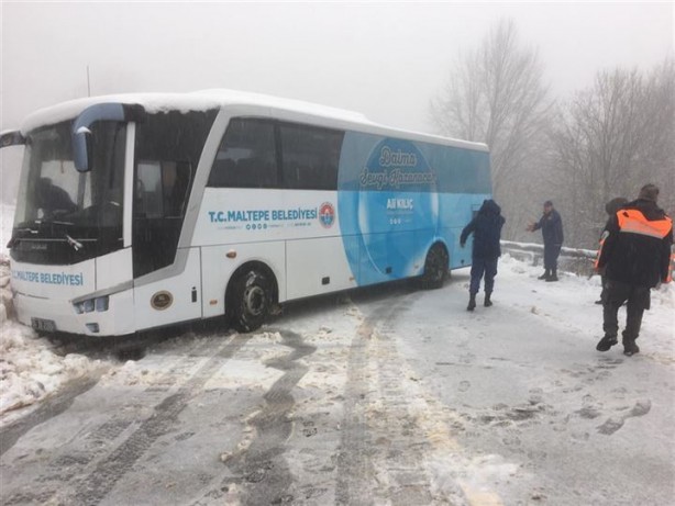 Foto - Kocaeli'de karda mahsur kalan 2 otobüsteki 75 kişi kurtarıldı