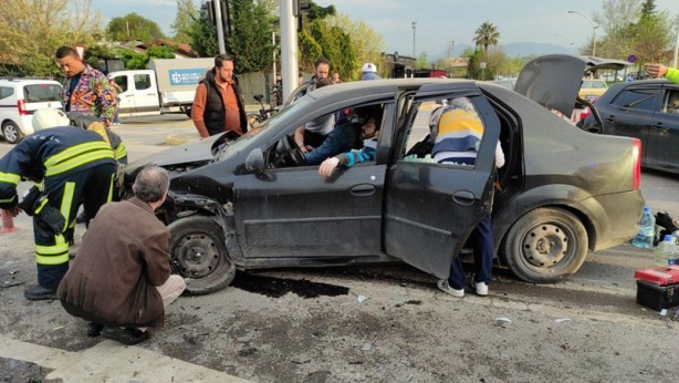 Foto - Kocaeli'de kaza! Yol trafiğe kapandı: 5 yaralı