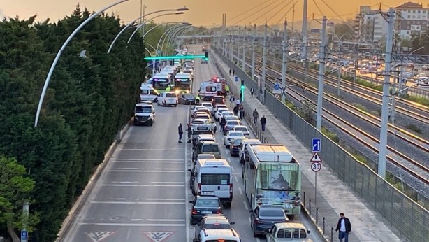 Foto - Kocaeli'de kaza! Yol trafiğe kapandı: 5 yaralı