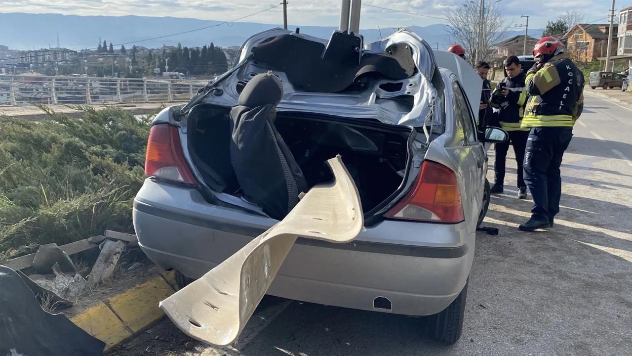 Foto - Kocaeli’de korkunç kaza! Bariyer otomobilin içinden geçti