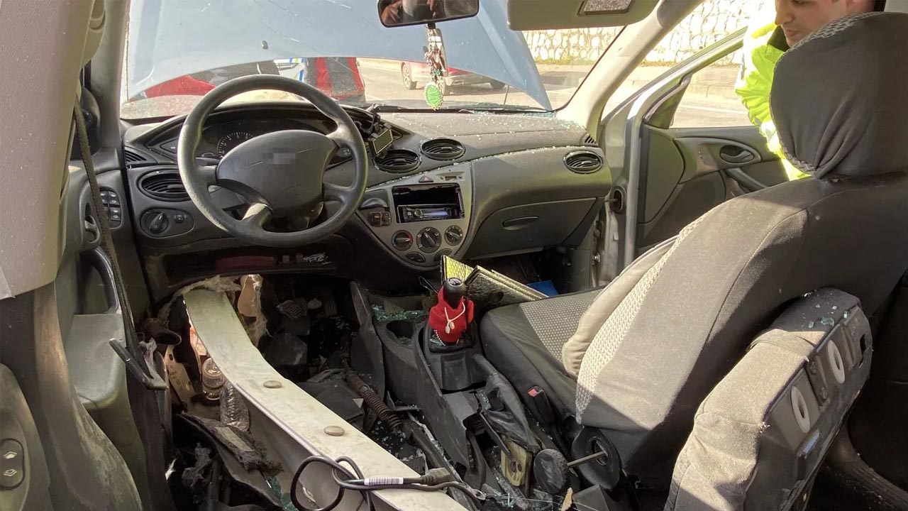 Foto - Kocaeli’de korkunç kaza! Bariyer otomobilin içinden geçti