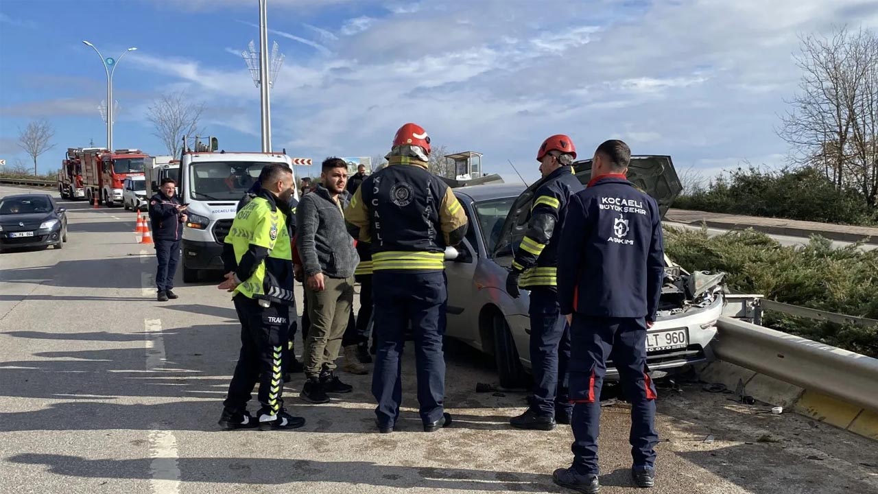 Foto - Kocaeli’de korkunç kaza! Bariyer otomobilin içinden geçti