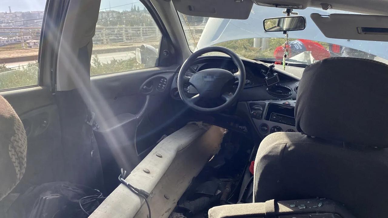 Foto - Kocaeli’de korkunç kaza! Bariyer otomobilin içinden geçti
