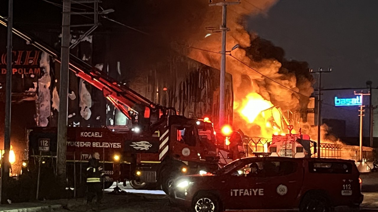 Foto - Kocaeli’de lojistik deposunda korkutan yangın