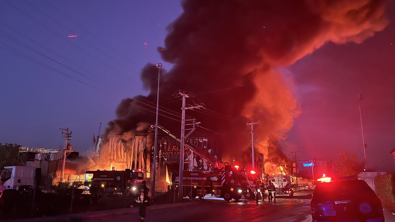 Foto - Kocaeli’de lojistik deposunda korkutan yangın
