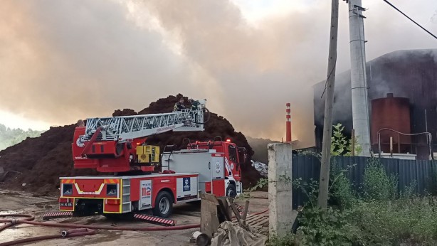 Foto - Kocaeli'deki geri dönüşüm fabrikasında çıkan yangın kontrol altına alındı!