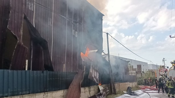 Foto - Kocaeli'deki geri dönüşüm fabrikasında çıkan yangın kontrol altına alındı!
