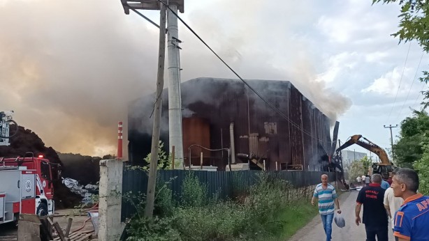 Foto - Kocaeli'deki geri dönüşüm fabrikasında çıkan yangın kontrol altına alındı!