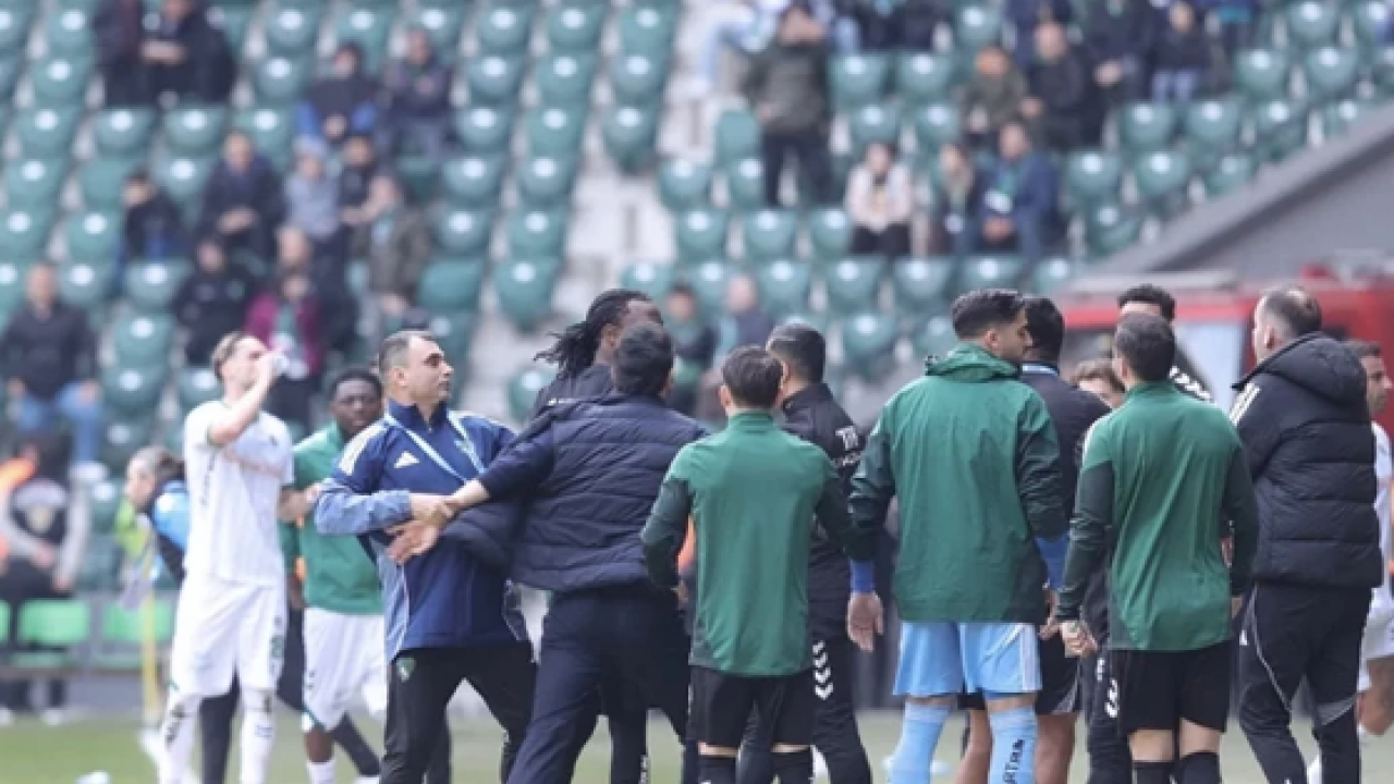 Kocaelispor taraftarları TFF binasına siyah çelenk bıraktı! O hakem bir daha gelmesin