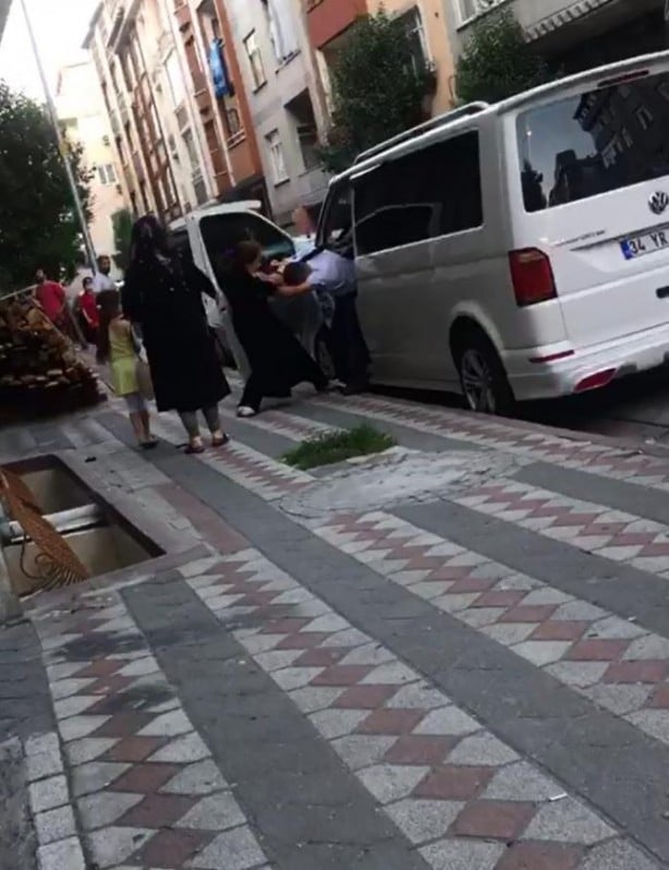 Foto - Kocasını minibüste başka kadınla yakaladı! Çılgına döndü