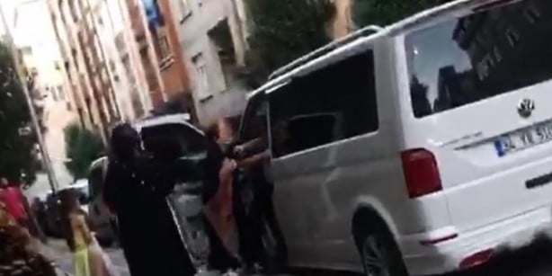 Kocasını minibüste başka kadınla yakaladı! Çılgına döndü