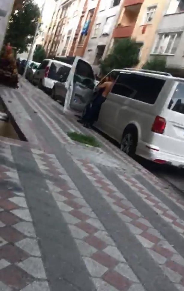 Foto - Kocasını minibüste başka kadınla yakaladı! Çılgına döndü