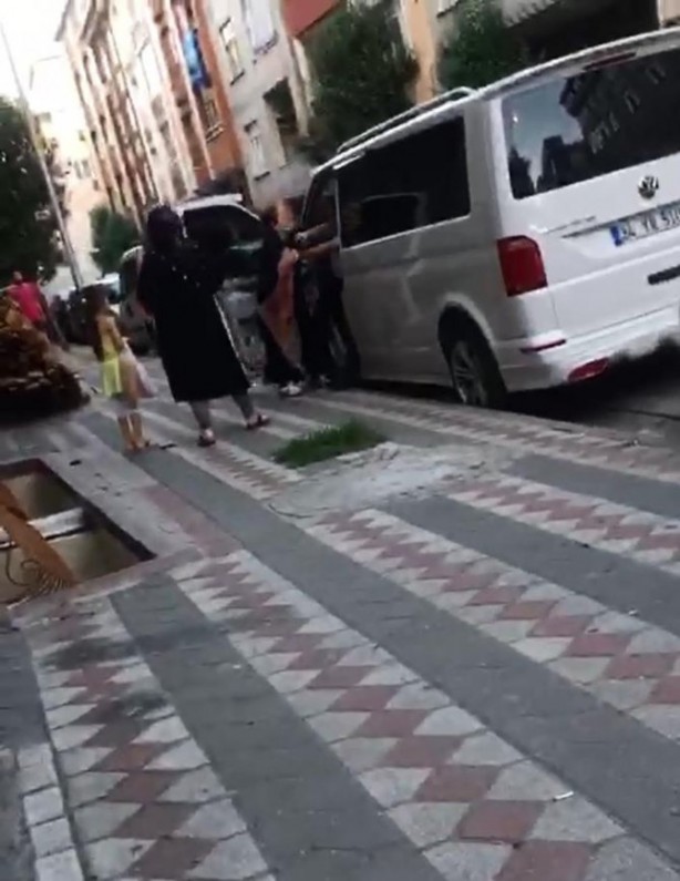 Foto - Kocasını minibüste başka kadınla yakaladı! Çılgına döndü